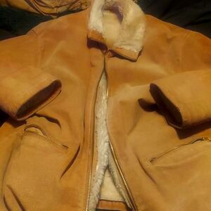 Ranch hand vibes on this band ass 100 % leather. Plush faux fur lined jacket.